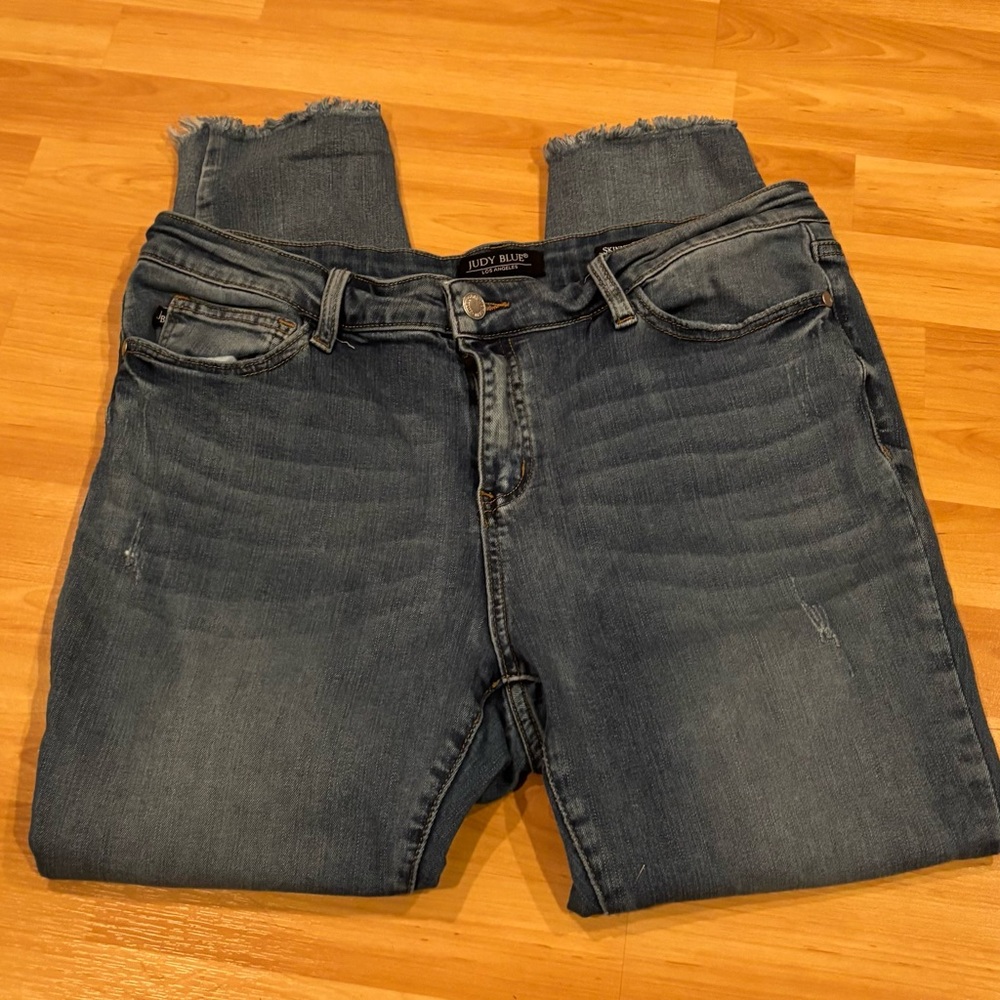 Judy Blue Frayed Hem Ankle Distressed Jeans in Faded Blue‎ Wash